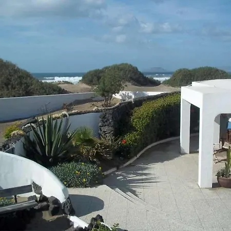 Sleeps 2 Wifi Holiday home Famara
