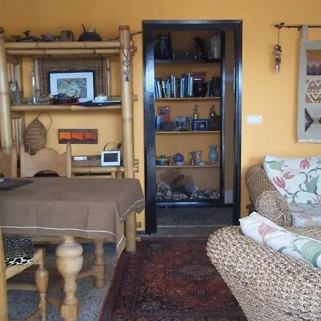 Sleeps 2 Wifi Holiday home Famara
